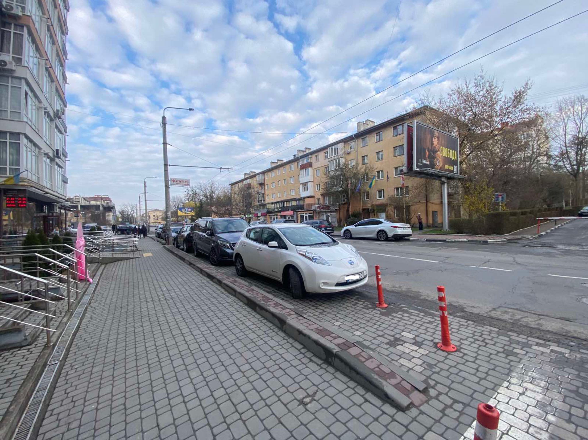 Мерія обіцяє розширити тротуар на вулиці Мельника