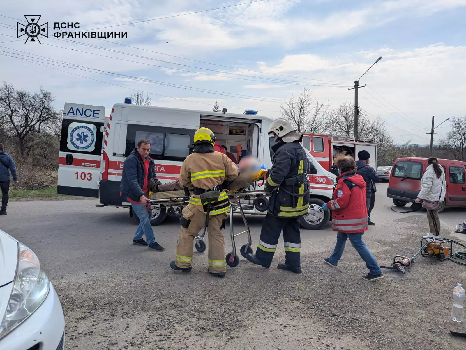 ДТП у Снятині: рятувальники витягнули потерпілого з авто (ФОТО)