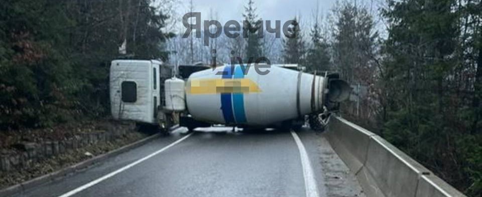 В Яремче перекинулася вантажівка, частина дороги перекрита (ФОТОФАКТ)